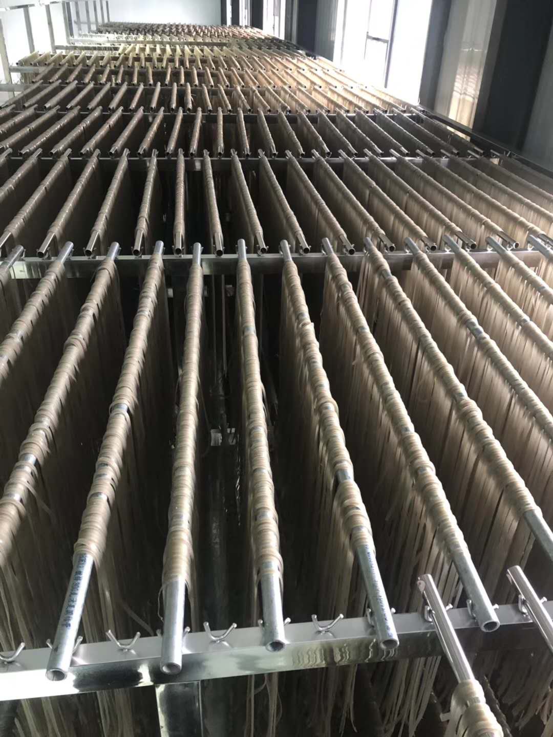 開辦粉條加工廠需要很大投資嗎？選擇粉條機設備還是傳統(tǒng)做法？