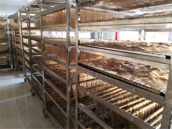  農戶選擇這種粉條機，一機多用，種類豐富，一天能做幾十噸