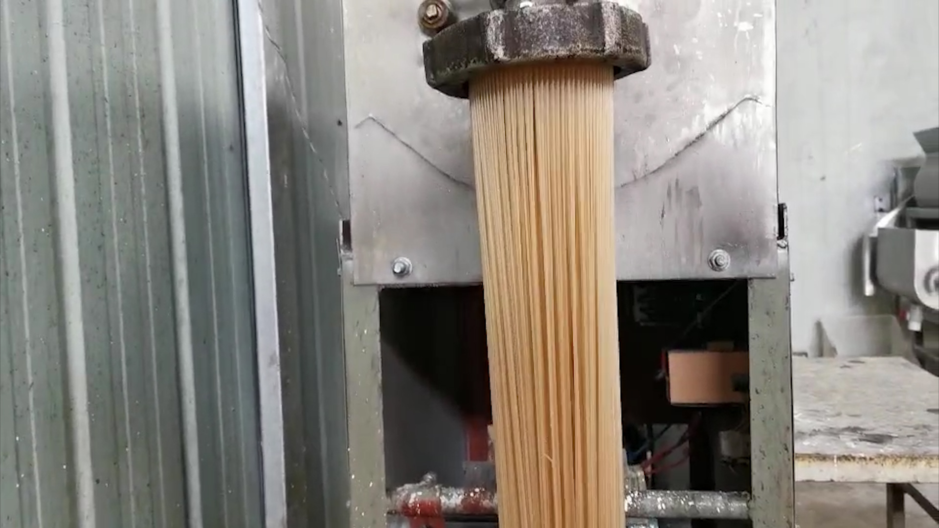 開辦粉條加工廠需要很大投資嗎？選擇粉條機設備還是傳統(tǒng)做法？