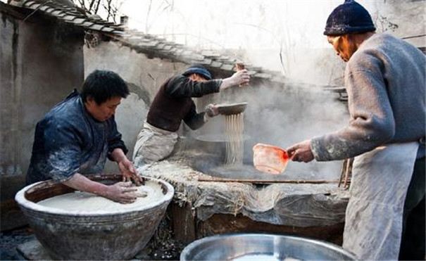  小型粉條加工用哪種設(shè)備比較好？漏瓢式粉條機加工有要求